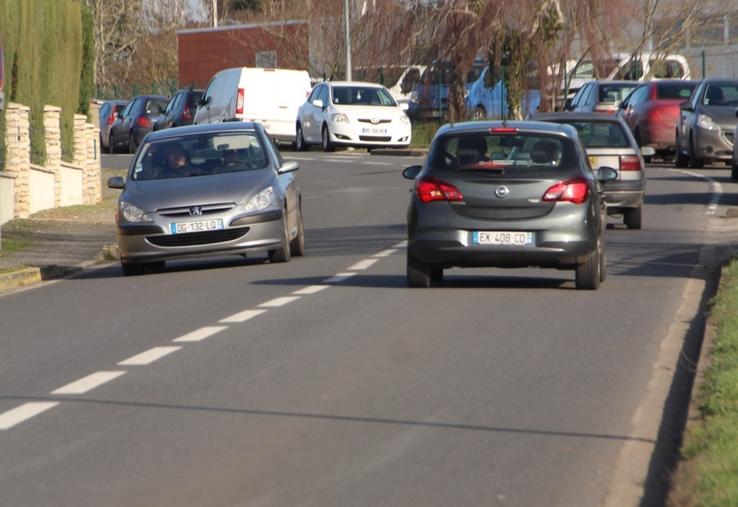 Sans alternative structurée, les habitants de zones rurales sont contraints à faire des déplacements quotidiens de plusieurs dizaines de kilomètres en voiture.