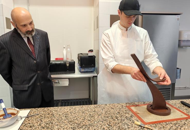 Le Préfet a été impressionné par la technicité des apprentis en chocolaterie.
