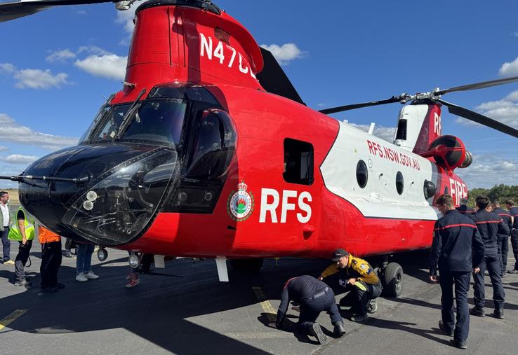 Les pompiers charentais ont pu découvrir un hélicoptère bombardier d'eau Chinook CH-47D et un Bell 412 australiens.