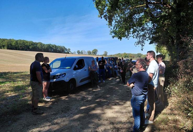 Agriculteurs, équipes de la Région et techniciens d'Océalia se sont retrouvés à Chatain.