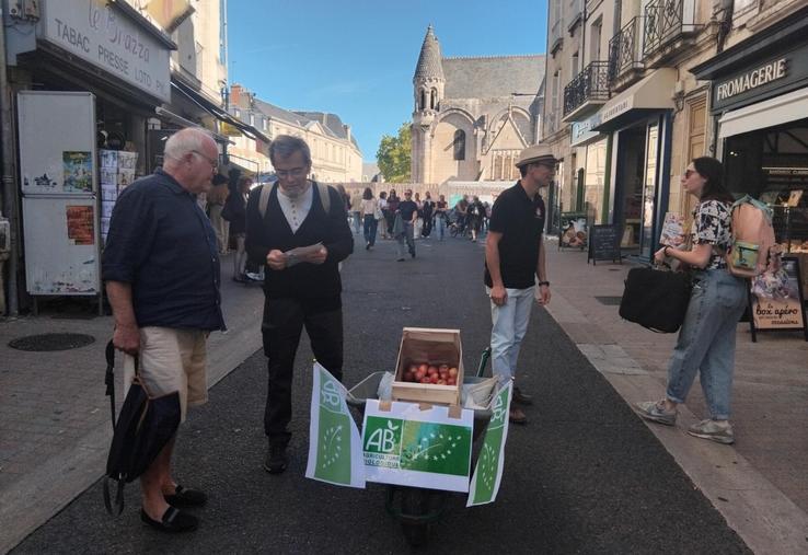 50 kg de pommes et 400 guides répertoriant les adresses des producteurs bio de la Vienne ont été distribués. (CP : VAB)