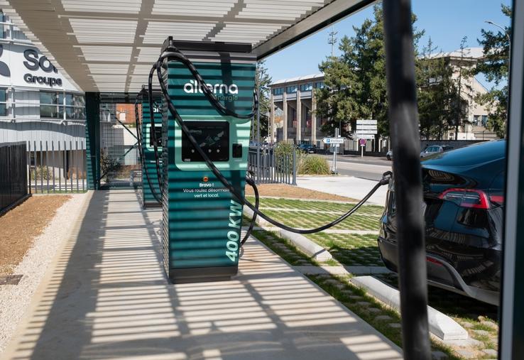 L'opération porte sur un réseau national de recharge rapide comprenant 32 stations en exploitation.