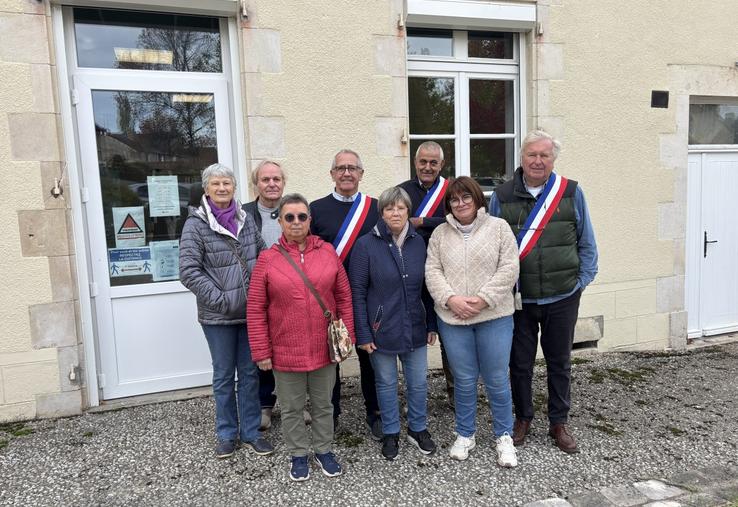 Plusieurs élus de Coulonges-les-Hérolles se sont mobilisés lundi en réaction aux dégâts du 17 octobre, ainsi que des habitants de la commune. 