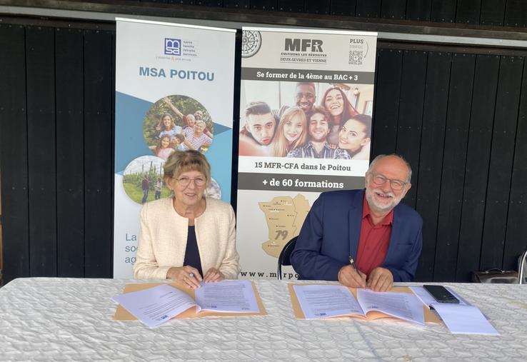 Catherine Augrand, vice-présidente de la MSA Poitou, et Daniel Gorin, président des MFR du Poitou, signent la convention.