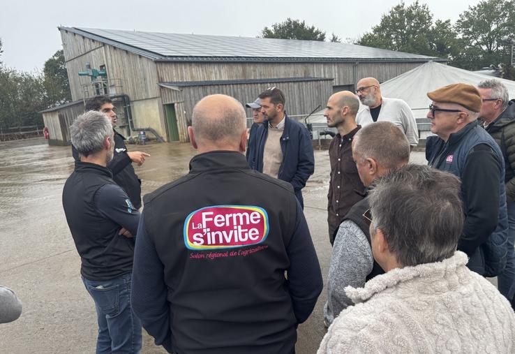 Anthony Brottier et plusieurs autres élus ont visité l'élevage Quintard et l'unité de méthanisation de Sanxay.
