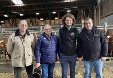 Lucas Boulat, 22 ans, présentera sept Limousines au concours de l'Apocab. Il est entouré de Jean-Michel Ayrault et Joël Denis, vice-président et président de l'Apocab, et de Damien Berteau, conseiller alimentation Alicoop.