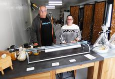 Philippe et Karine Pinson disposent, en plus de leur chambre chaude, d'une grande pièce pour leur boutique avec un espace à l'arrière pour leur extracteur de miel.