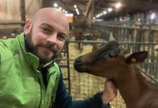 Olivier Danel, éleveur de 320 chèvres à Thouars, travaille avec Sanders depuis le mois de mars sur l'alimentation et avec Néolait depuis cette année sur la préparation à la mise bas.