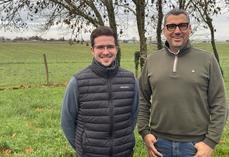 Enzo Gendron, salarié de Larignon et futur éleveurs, aux côtés de son futur ex-patron, Nicolas Larignon