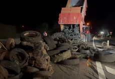 

Le premier rassemblement s'est tenu devant la Cité administrative d'Angoulême, bloquant tout le Champs de Mars, puis à la préfecture. Les convois se sont ensuite rendus sur la RN10 où ils ont déversé des pneus de tracteur, coupant la circulation jusqu'au lendemain matin.