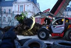 Les manifestants ont déversé plusieurs bennes de fumiers, pneus, bâches... devant la préfecture.