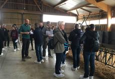 Parmi les règles de base, le lavage des mains et le changement de tenue après les interventions auprès des animaux, ainsi que la fourniture de surbottes aux intervenants extérieurs.