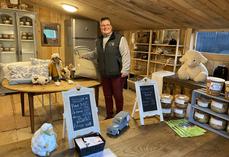 Natacha Chubilleau propose dans sa boutique ses colis de viande, ses fromages, et même des oreillers confectionnés à partir de la laine de ses brebis.