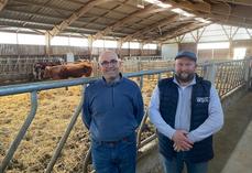 Hervé Bernier, gestionnaire de la ferme des Sicaudières et Mathieu Chauvé, président de l'association Rouge des prés 49.