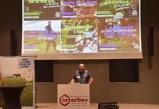 Le président d'Interbev Nouvelle-Aquitaine Jean-Bernard Sallat a présenté la nouvelle campagne collective nationale d'Interbev : "Celles et ceux qui font la viande". Elle affiche des visages de producteurs de Nouvelle-Aquitaine.