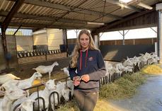 Lyse s'est intégrée au collectif de la ferme avec le caractère qui lui est propre : "J'aime que ça bouge, qu'il y ait du changement et ça peut entrer en conflit avec la vision des autres. Il y a aussi des questions vécues différemment selon les générations. Nous avons mis en place des temps pour communiquer sur les projets, se mettre d'accord.