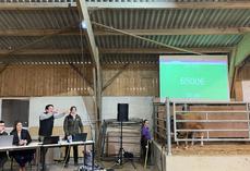 La vente de la bande 57 de la station d'évaluation Parthenaise de Melle a été menée par l'encanteur Pierrick Moreau et Laure Courrée, technicienne France Parthenaise chargée du suivi de la station.