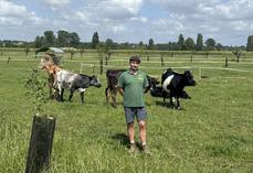 Mathieu Renaud, éleveur laitier bio à Baignes-Sainte-Radegonde, fait de la sélection en croisant des vaches rustiques.
