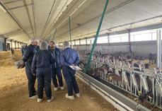 Entre 20 et 25 éleveurs, consultants et techniciens caprins des 4 coins du monde, se sont retrouvés à la pépinière de chevrettes de Freddy Revereau à Cirières.