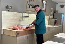 Jean-Baptiste Sardain est la troisième génération d'artisan boucher de la famille.