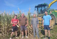 Lucas Sarraud, David Sarraud, Laurent Tardy et Pierre Bobinet, chauffeur de la Cuma l'Essor.
