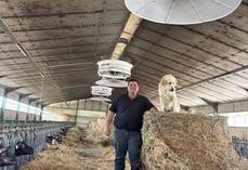 L'installation des ventilateurs est un grand soulagement pour Cédric Turpeau qui voit ses chèvres avoir de nouveau de l'appétit.