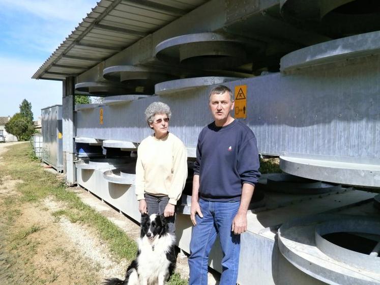 Chez Dominique et Alain, les chèvres consomment aujourd’hui 200 g de tourteaux de colza par jour et l’huile est utilisée à 30% pour les tracteurs.