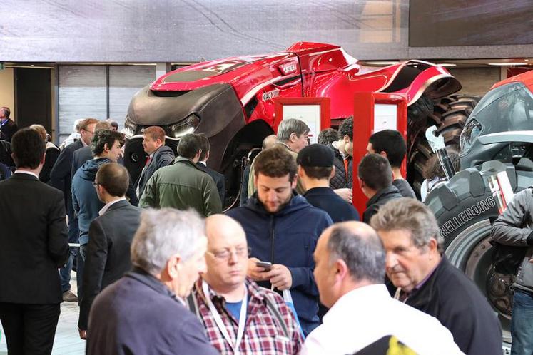 Les tracteurs autonomes ont attiré la curiosité des visiteurs.