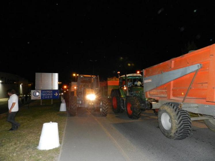 Dans la nuit du 2 au 3 juillet les JA ont bloqué des livraisons de GMS en Deux-Sèvres.