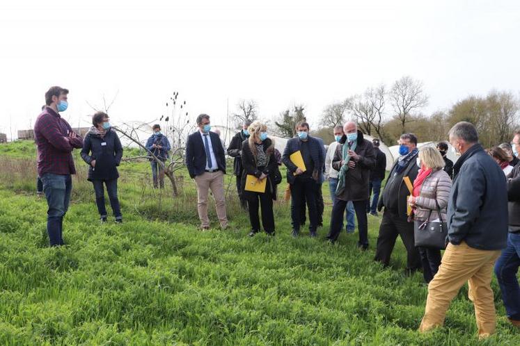 Elus et paysans invités ont fait le tour de la ferme de Baptiste Brigot et Marina Lonardi afin d’échanger sur leurs pratiques.