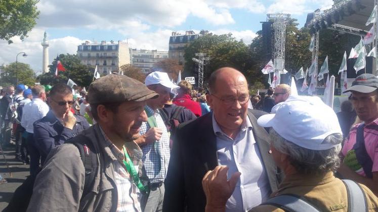 Dialogue avec le député charentais Jérôme Lambert, place de la Nation. "Des échanges déterminés et passionnants" a estimé le député sur le réseau social Facebook.