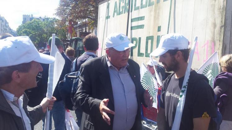 Il ajoute : "Dommage, je n'ai pas vu beaucoup d'élus avec eux (ndlr : en train de discuter avec les agriculteurs sur la place) et eux, non plus !