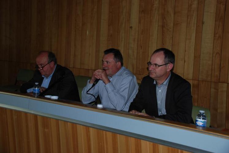 Jean-Pierre Langlois-Berthelot, président de France Export céréales, François Chauveau et Jean-Marc Renaudeau, membres de la section régionale grandes cultures de la Fnsea Poitou-Charentes.