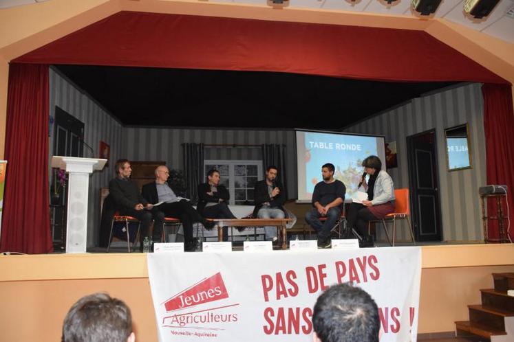 De gauche à droite : Gilles Amiot, éleveur de chèvres à Chey, Claude Roulleau, le président du Sertad, Guy Moreau, conseiller régional et membre de la commission agricole, Jean-Marie Colon, vice-président de JA Nouvelle-Aquitaine, Mickaël Papot, éleveur de bovins à Saint-Georges-de-Noisné, et Christelle Picaud, animatrice de la table ronde.