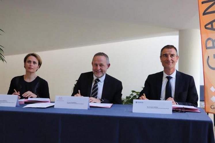 Véronique Marendat (Grand Gognac), Jérôme Sourisseau (Centre universitaire de Charente) 
et Christophe Germain (directeur d’Audencia) ont signé la convention.