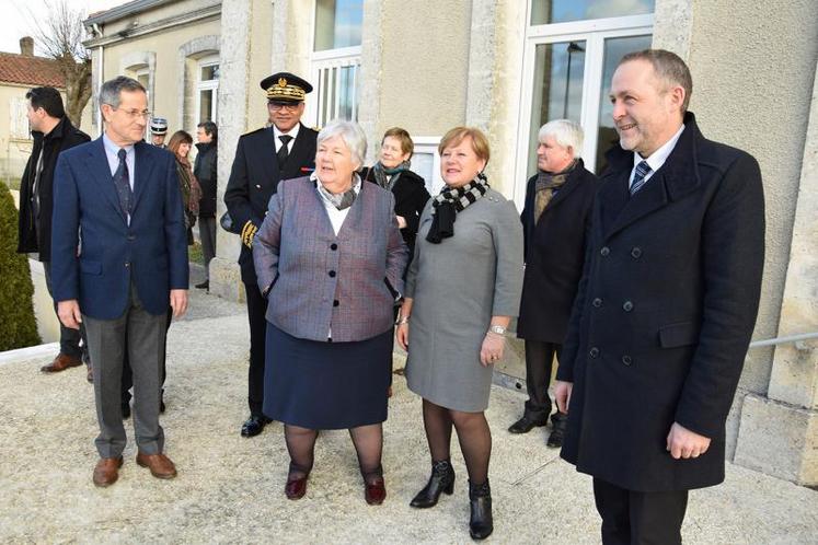 Jacqueline Gourault (à gauche) devant la mairie de Bellevigne.