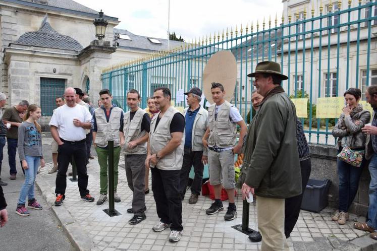 Les chevriers se sont réunis devant la préfecture d'Angoulême pour exprimer leur malaise