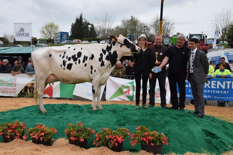 Wim Lohues (troisième à partir de la gauche) avec sa vache récompensée du titre de grande championne au concours régional Prim’Holstein.