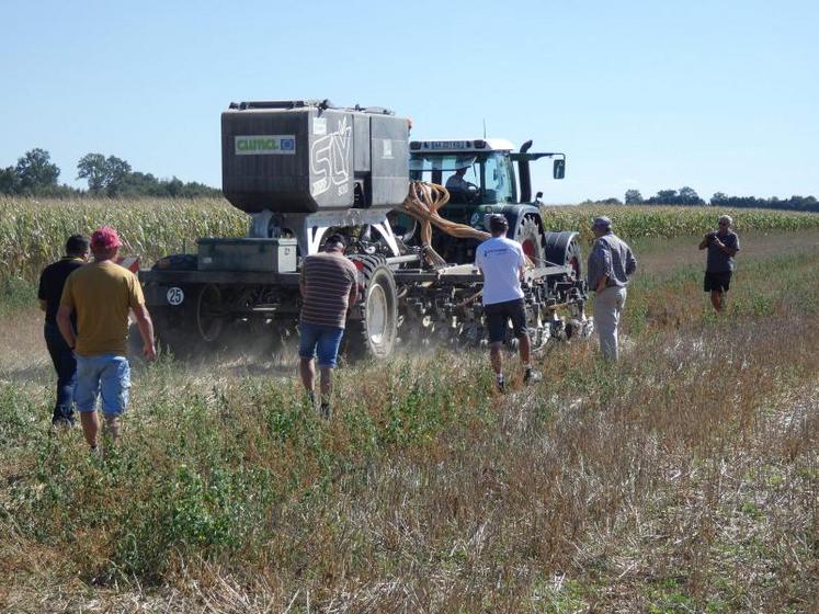 Les agriculteurs présents ont scruté avec attention le travail effectué par les différents semoirs lors des démonstrations successives.