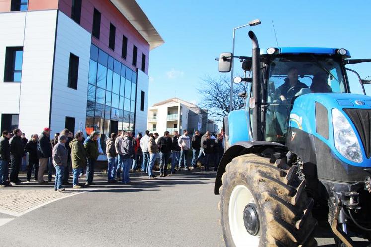 Les manifestants ont déposé leur CV à Pôle Emploi pour montrer l’importance de l’agriculture dans l’emploi local.
