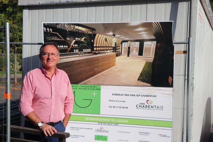 Thierry Jullion, président du syndicat, devant le croquis du futur accueil de la Maison des vins charentais, le 13 octobre 2023.