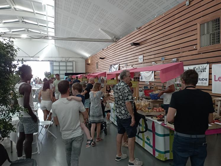 Le marché des producteurs a permis de faire connaître les produits locaux aux visiteurs rochelais, avides d’acheter local.