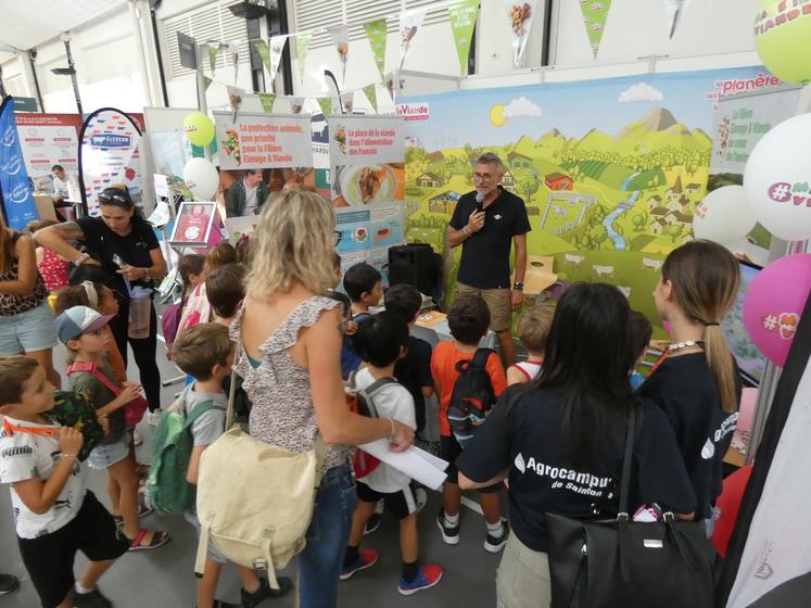 L’animateur Jean-Philippe Azéma a dynamisé le stand Interbev Nouvelle-Aquitaine pour parler des atouts de la viande. Des jeux étaient proposés pour les enfants. 