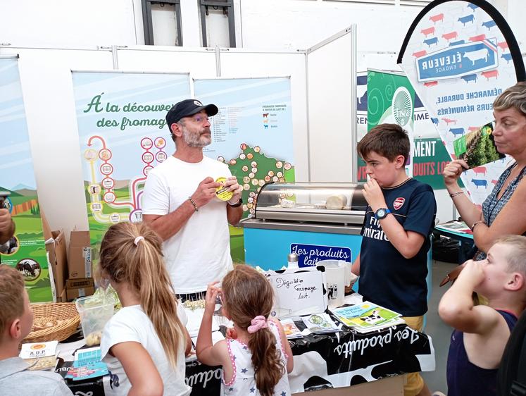Le stand des produits laitiers a connu un énorme succès avec des dégustations de camembert, comté, roquefort et fromage de chèvre. Des jeux, sous forme de questions, ont permis de repartir avec des cadeaux.