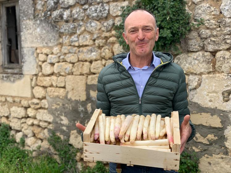 Didier Baillou présente ses asperges blanches, qu’il estime davantage appréciées par les anciens, les jeunes préférant les vertes.