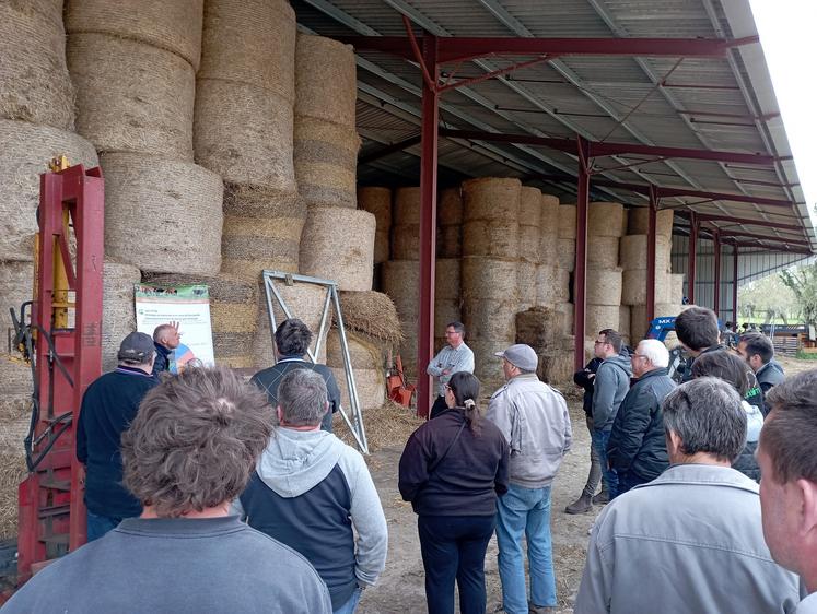 Jean-Marie Guéret et Philippe Antonin ont présenté l’exploitation devant une vingtaine d’éleveurs. 