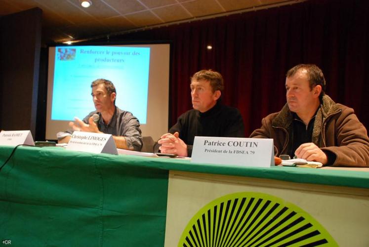 Patrick Ramet, Christophe Limoges et Patrice Coutin devant les éleveurs laitiers le 2 mars.