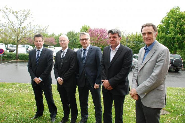 Daniel Chevreul, directeur approvisionnement de Bongrain et Valéry Réhel, directeur général de la fromagerie Lescure, avec de gauche à droite, Alain Lebret, président de Terra Lacta et Jean-Yves Restoux et Patrick Charpentier, vice-présidents.