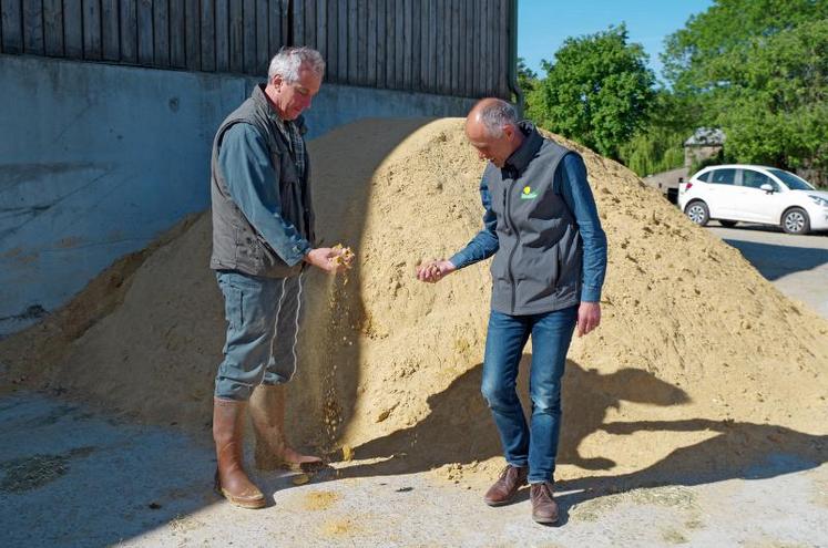 Christophe Godet et Jean-Marie Guéret, technicien de Ter’élevage, à côté de l’étable des Rouges des prés, devant 30 t de sable dolomitique du Poitou, qui va servir de litière aux bovins de la Poëlière, à La Petite-Boissière, pendant deux mois… puis d’engrais enrichi en calcium.