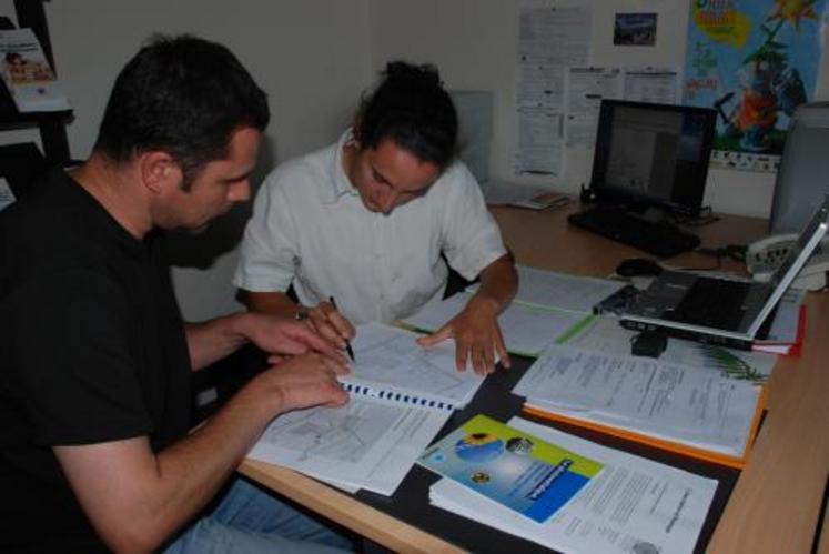 Philippe Baudouin, agriculteur à Brûlain, étudit avec Mathieu Mansouri, conseiller espace info énergie
au Crer  la faisabilité technique et économique d’une centrale photovoltaïque.